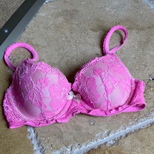 Victoria’s Secret 32C underwire pink Bra light padding